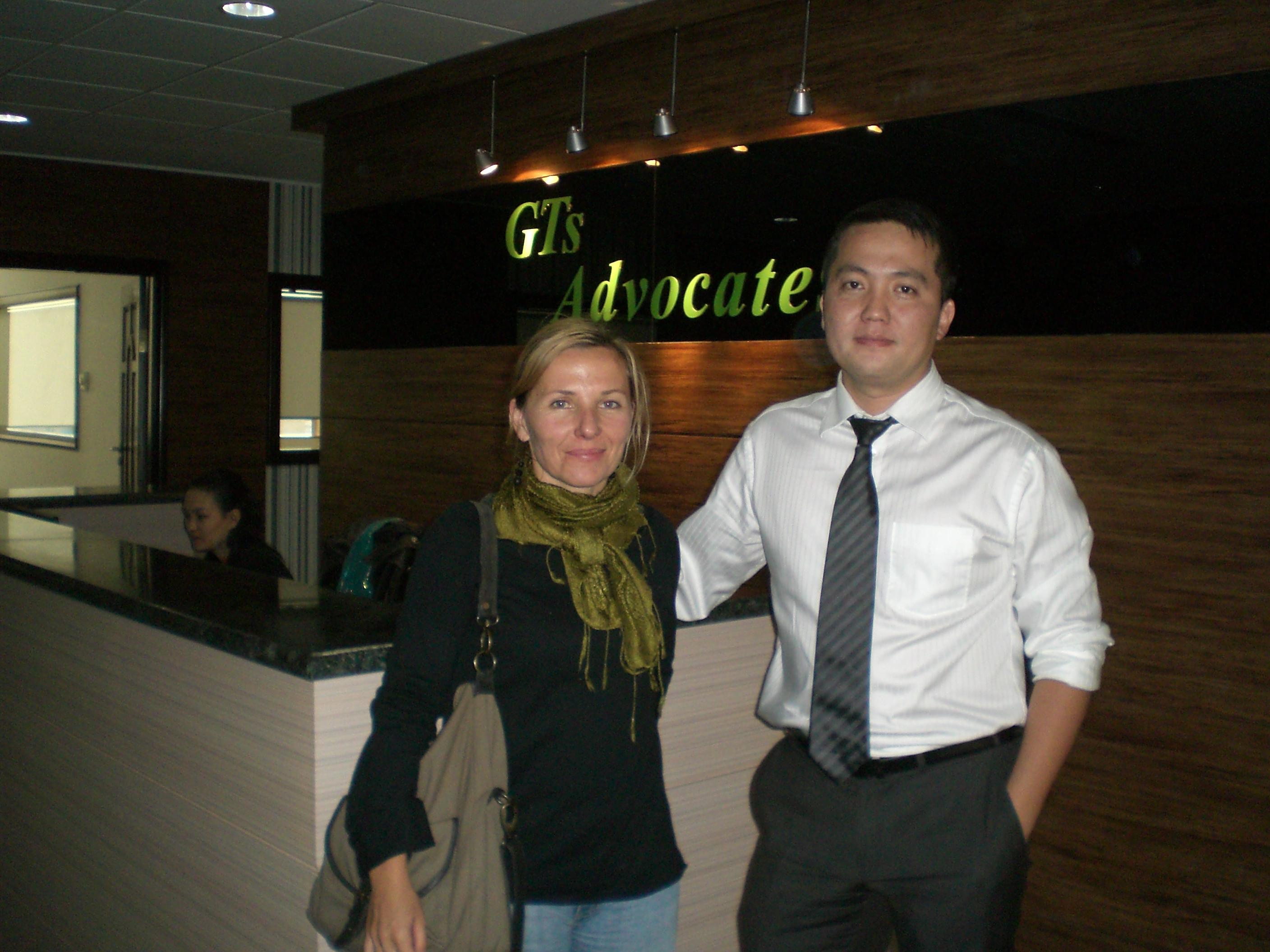 Supervisor acompañando a pasante de derechos humanos en Mongolia en una ONG local. Pasante de derechos humanos junto a su supervisor en Mongolia.